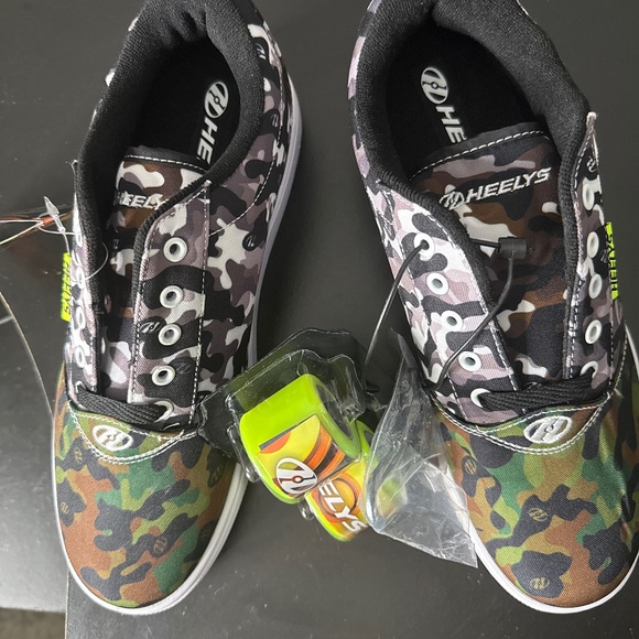 The Original HEELYS Wheeled Shoe - Picture 1 of 4